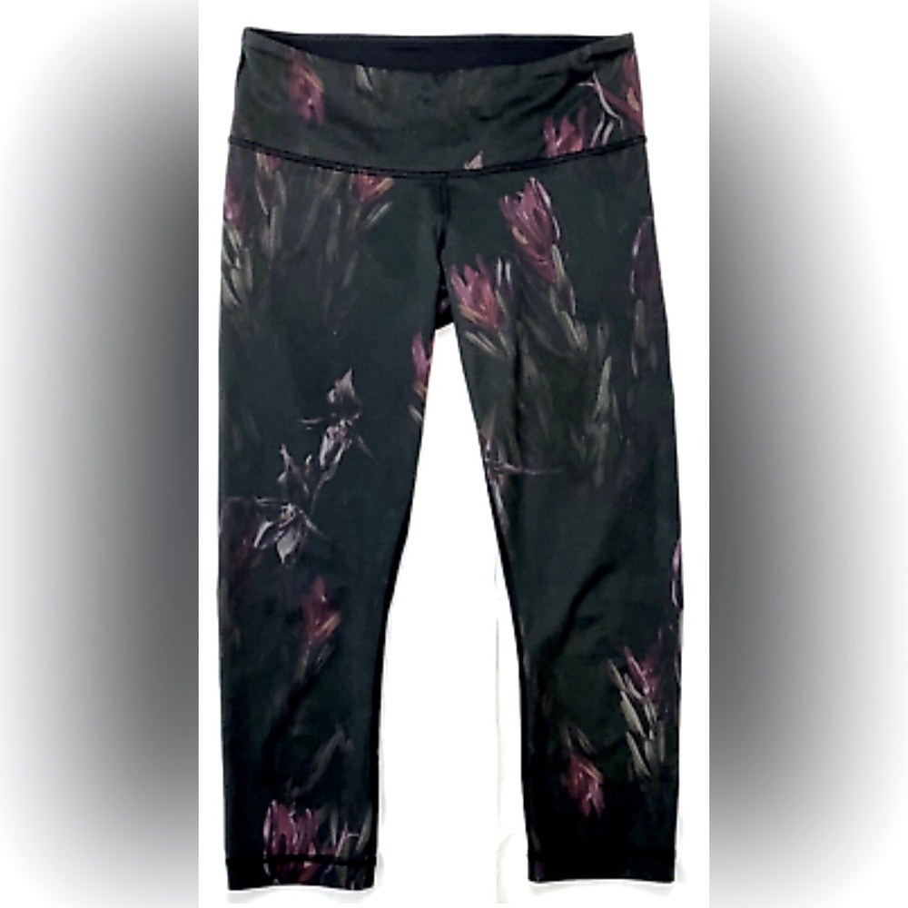Lululemon‎ Midnight Iris Wunder Under
Crops Size small